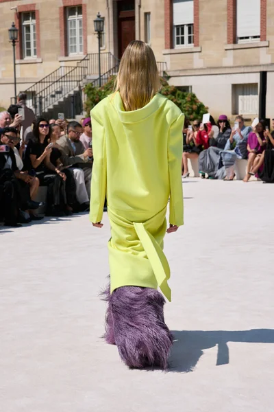 Look 94